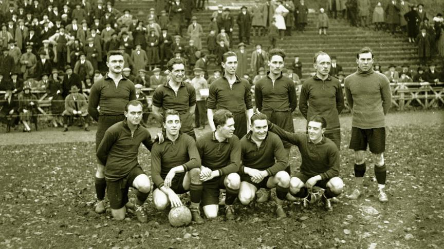 L’équipe belge en 1900, avec, entre autres, Despal, Larnoe et Fierens.