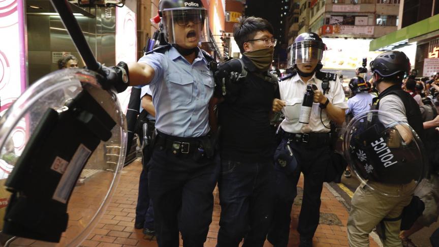 À Hong Kong, les protestations continuent contre la loi sur l’extradition vers la Chine et cela fait plus d’un mois. Le mouvement va désormais bien au-delà de cette requête. Ici, la police s’empare d’un manifestant.