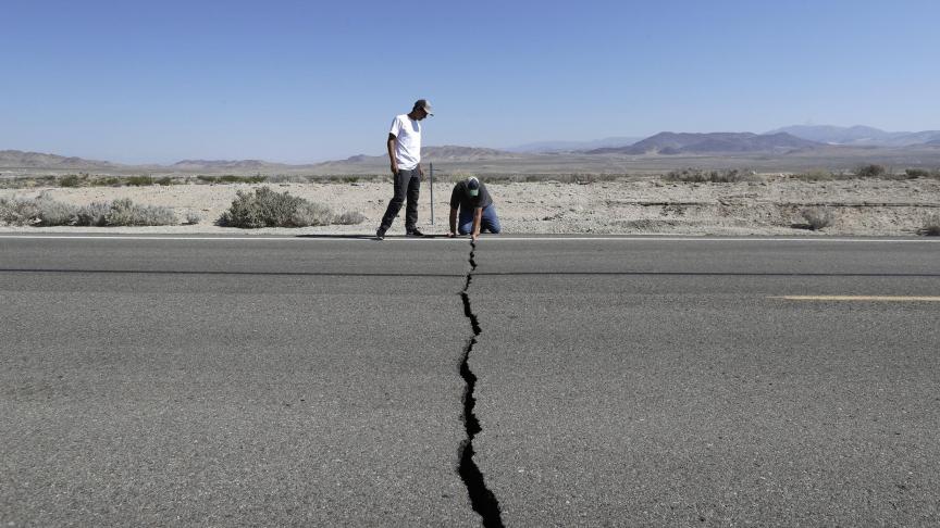Sur l’autoroute 178, en Californie, une fissure s’est formée à même le bitume à la suite d’un tremblement de terre.