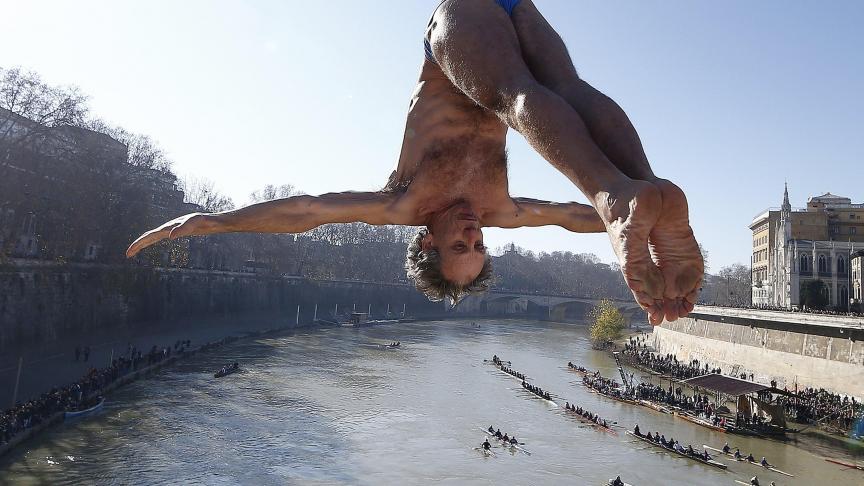 La tradition vieille de plus de 70 ans a été respectée avec le plongeon du Nouvel An dans les eaux froides du Tibre, le fleuve qui traverse Rome.