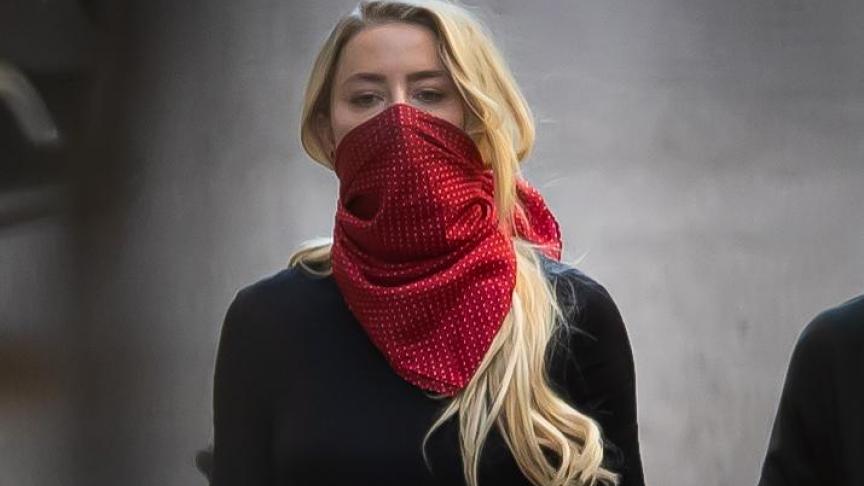 Masquée, Amber Heard arrivé au tribunal, à Londres.