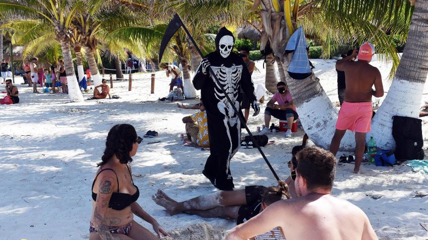 Le Mexique est l’un des pays les plus touchés au monde. Des plages sont fermées mais les touristes continuent à s’y promener. À Puerto Morelos, un homme déguisé en grande faucheuse vient leur rappeler les mesures en place.