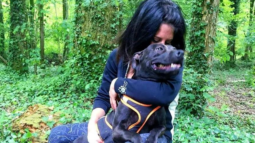 Elisa Pilarski, 29 ans, était une fan de pitbulls. On la voit ici avec Curtis. Est-ce ce chien qui l’a tuée dans la forêt de Retz, dans la région de Reims. Ou a-t-elle été attaquée par une meute de chiens de chasse. L’enquête des gendarmes arrive à son terme.