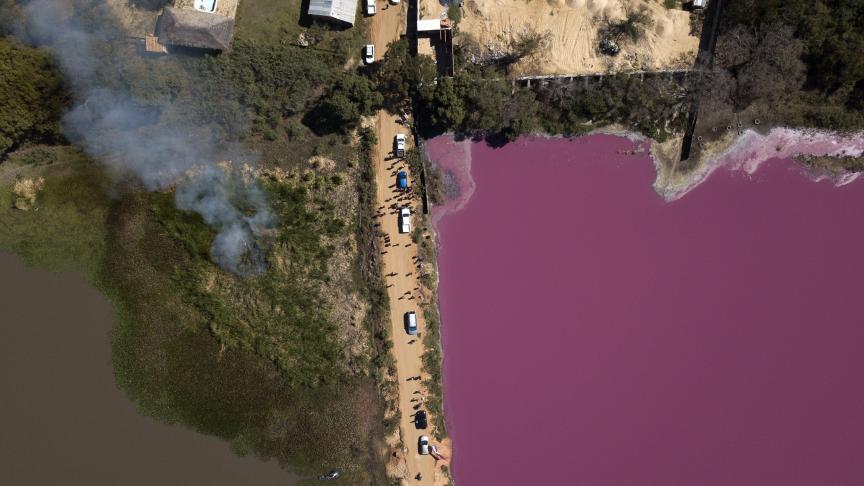 Des déchets non traités ont été déversés dans le lagon, transformant l’eau en pourpre, à Limpio, au Paraguay.
