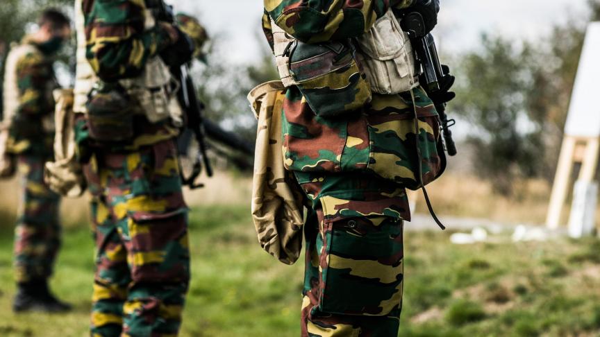 Des pompes, des abdos, de la course de fond et bien d’autres exercices physiques sont au programme de la duchesse de Brabant. La future cheffe des Armées a déjà suivi une initiation au tir. En tenue, elle en impose !
