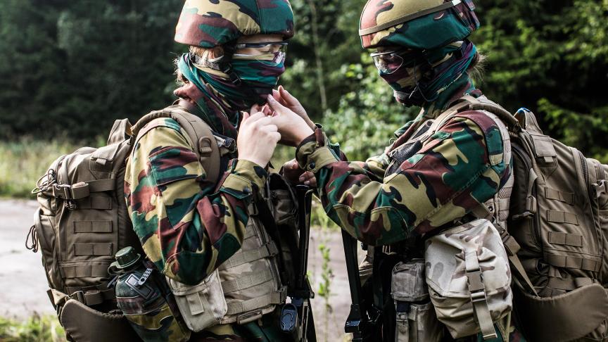 Paquetage, armement, harnachement et camouflage nécessitent parfois l’aide d’un camarade…