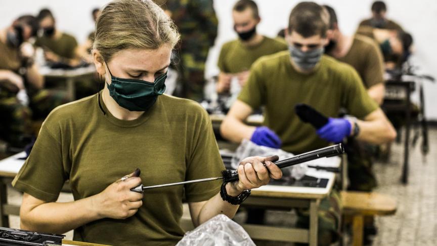 Avant de tirer, il faut apprendre à démonter et nettoyer son arme…