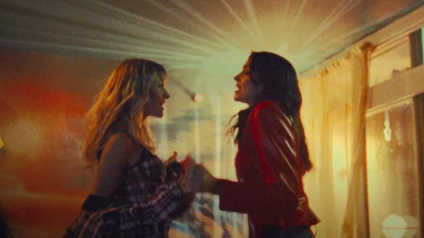 Angèle et Dua Lipa dans le clip «
Fever
».