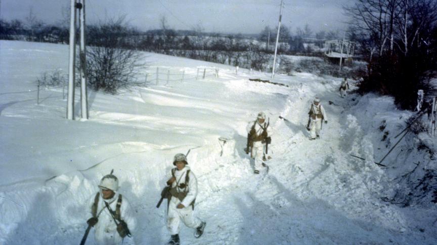 Soldats américains dans la neige de l’hiver ardennais 44-45. La libération du sol belge ne va pas se dérouler sans peine, ni sans erreurs stratégiques. Les combats, de chars en particulier, sont féroces. Des massacres sont commis des deux côtés, notamment à Chenogne.