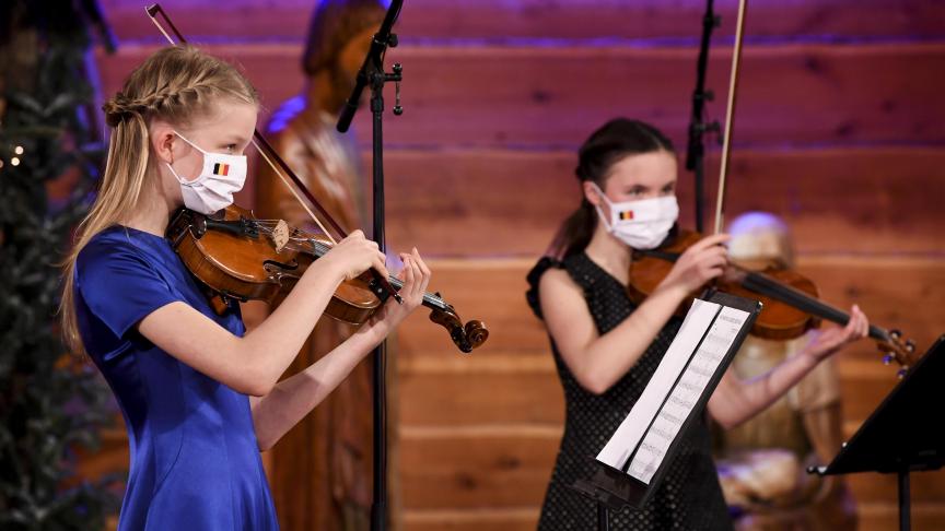 La princesse Éléonore, 12 ans, a joué un peu de violon lors du concert de Noël.