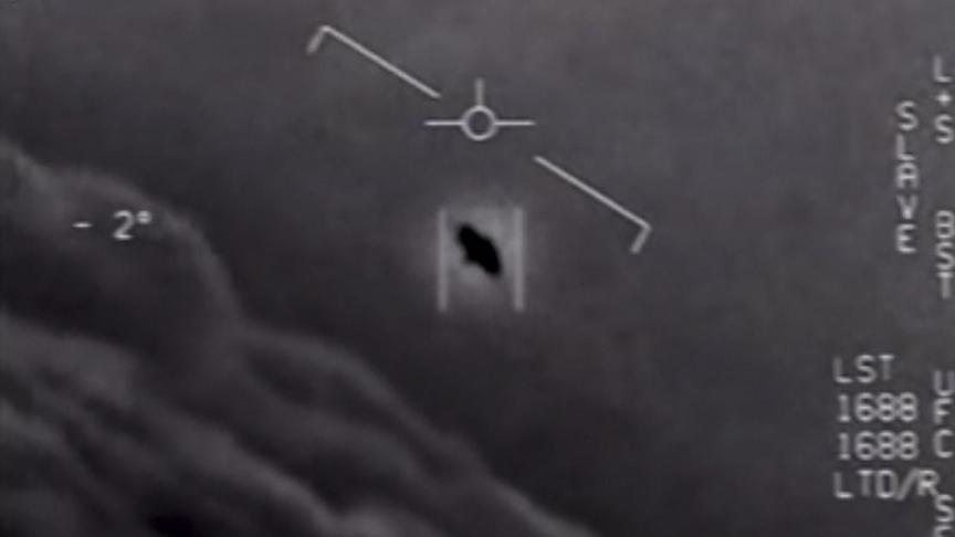 Voici une vidéo diffusée en avril 2020 par le Pentagone. Prise par la caméra d’un avion de chasse de la Navy, elle montre un objet volant non identifié en train d’évoluer non loin de l’appareil selon des caractéristiques de vol inhabituelles.