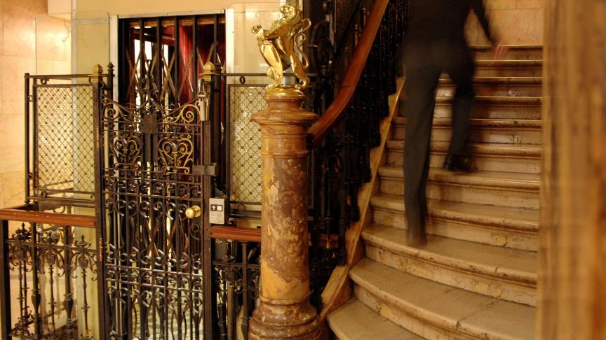 Le mythique ascenseur de l’hôtel Métropole à Bruxelles en a fait rêver plus d’un. L’hôtel aujourd’hui fermé, l’appareil est-il condamné à disparaître.