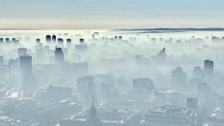 La ville de Yekaterinburg, en Russie est recouverte d’un brouillard émanant des marais avoisinants.