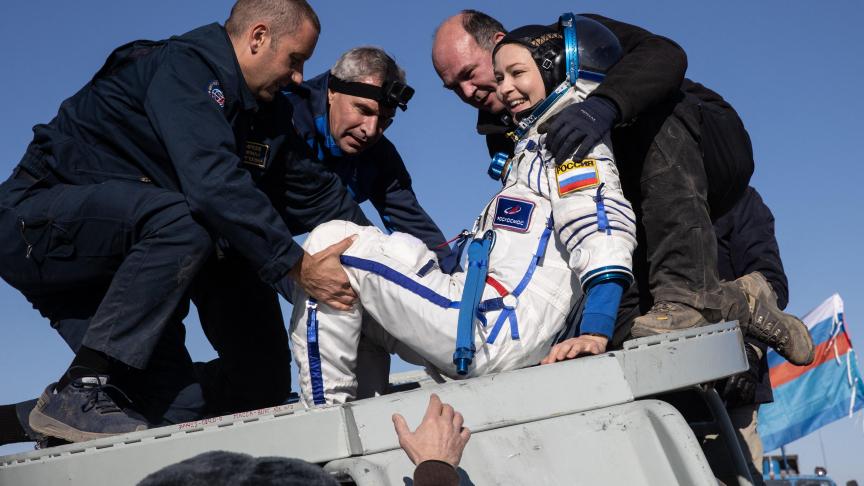 L’actrice russe Yulia Peresild sort de sa capsule après avoir tourné un film dans l’espace.