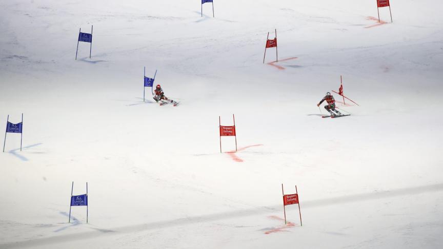 L’Autrichien Christian Hirschbuehl et le Norvégien Henrik Kristoffersen s’affrontent lors d’une épreuve de ski alpin en Autriche.