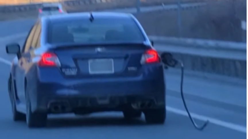 Scène insolite sur l'autoroute: une voiture roule avec le tuyau de la pompe  à essence accroché à son réservoir - Soirmag