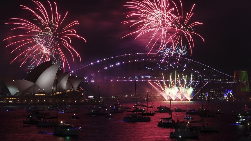 Des feux d’artifice explosent au-dessus de l’Opéra de Sydney et du pont Harbour alors que les célébrations du Nouvel An commencent, en Australie.