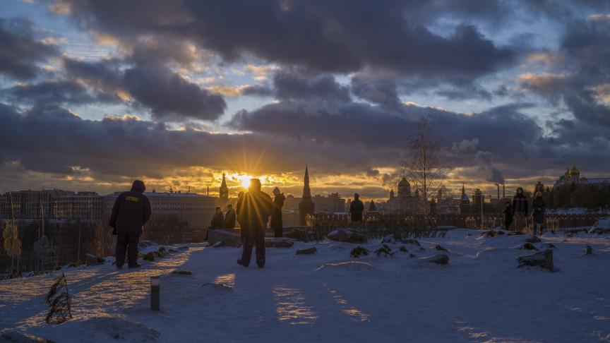 Coucher de soleil sur le Kremlin, depuis le parc Zaryadye à Moscou.