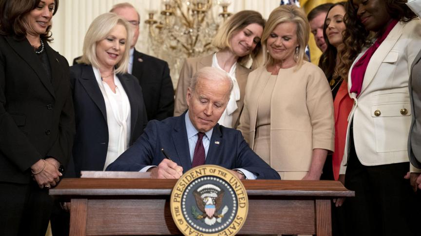 Aux États-Unis, Joe Biden a signé une loi pour mettre fin à l'arbitrage forcé des agressions sexuelles et du harcèlement sexuel.