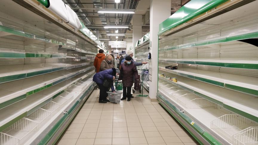 À Saint-Pétersbourg des magasins enregistrent déjà des pénuries à cause des achats précipités des habitants.