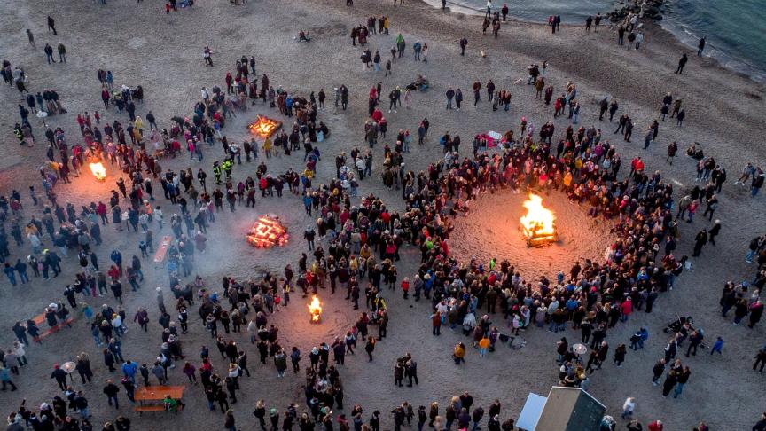 Pour Pâques, les gens se retrouvent autour de feux sur les plages de la mer Baltique.