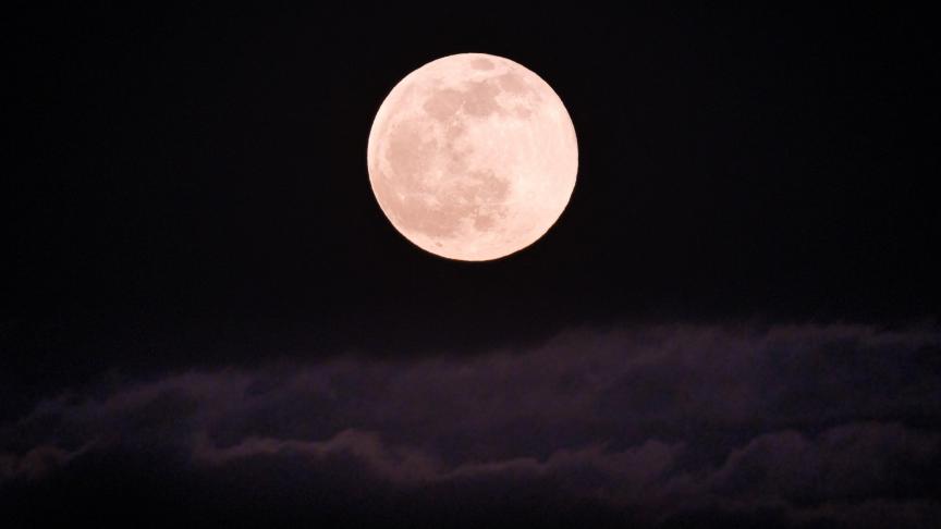 La lune rose est la première pleine lune du printemps.