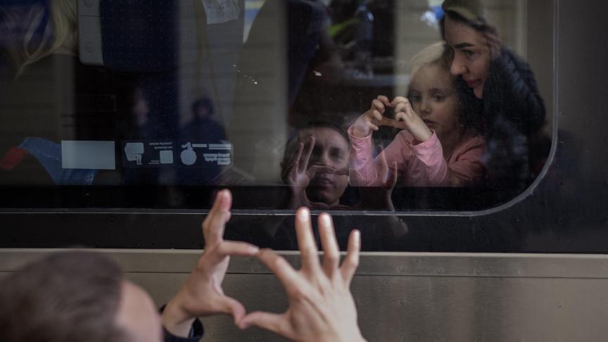 En Ukraine, les familles se séparent et partent vers la Pologne pour fuir le conflit à l’Est du pays.