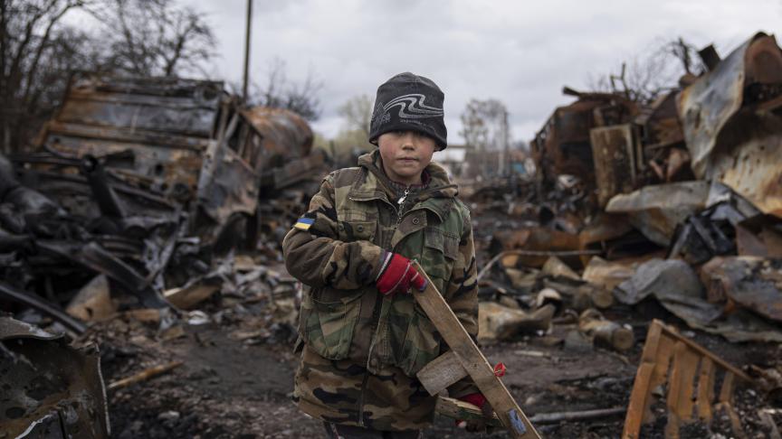En Ukraine, un enfant de sept ans s’est fait un faux fusil en bois.