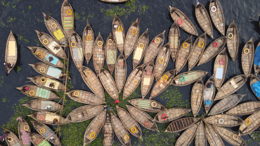 Vue aérienne de bateaux en bois au Bangladesh.