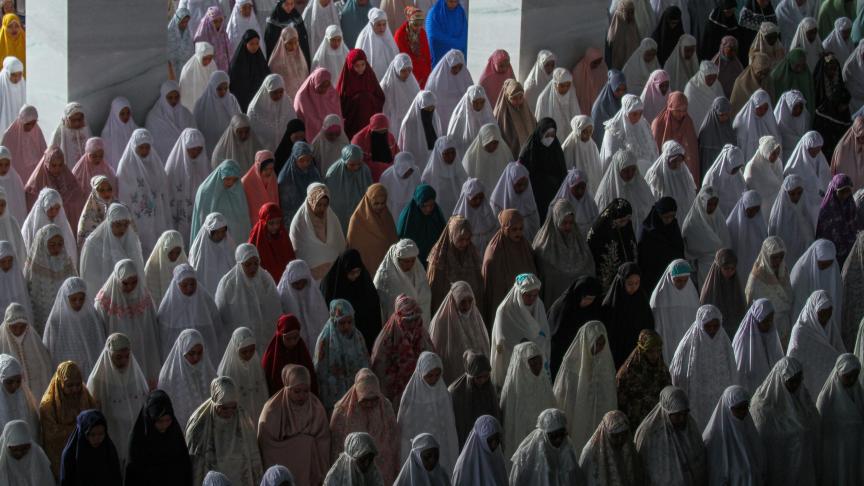 En Indonésie, des musulmans d'Aceh assistent à la prière de l'Aïd al-Fitr marquant la fin du mois sacré du Ramadan.