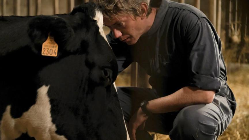 L’éleveur Pierre (Swann Arlaud) est prêt à tout pour sauver son exploitation laitière.