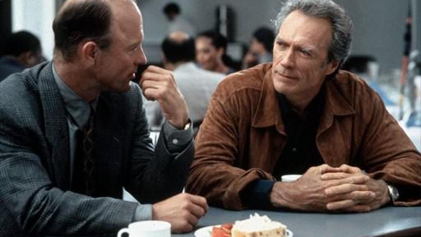 Ed Harris en inspecteur interrogeant Clint Eastwood, qui incarne le cambrioleur Luther.