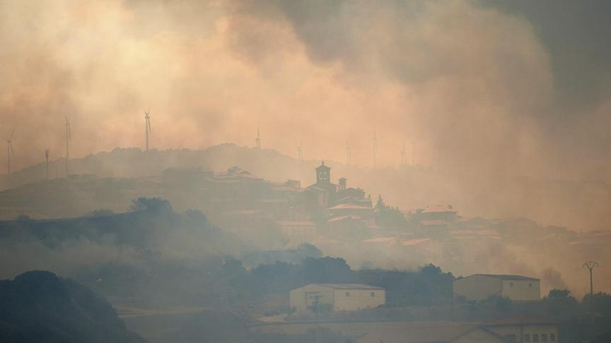 La fumée monte au-dessus de San Martin de Unx dans le nord de l'Espagne. Les pompiers espagnols ont du mal à contenir les incendies de forêt dans plusieurs régions du pays.