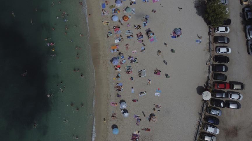 Les gens se rassemblent sur la plage publique d'Alimos, dans le sud d'Athènes, en Grèce. Les températures ont atteint 40°C.