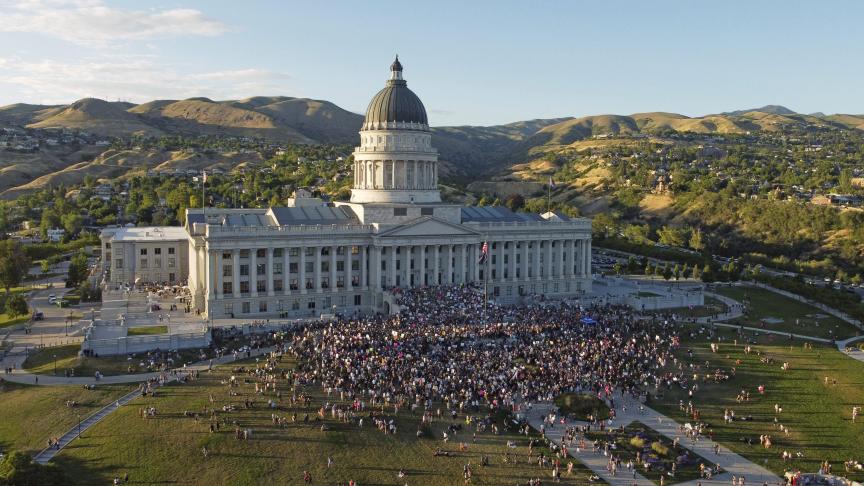 Les gens assistent à une manifestation pour le droit à l'avortement au Capitole de l'État de l'Utah.