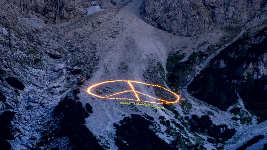 Des militants de l'organisation environnementale Greenpeace ont allumé de grandes bougies pour former un signe de paix sur une montagne près de Garmisch-Partenkirchen, en Allemagne.