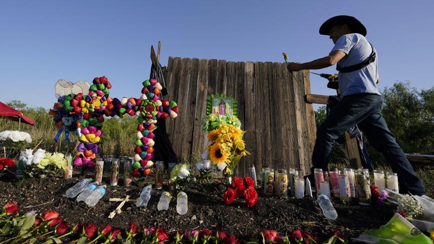 Mémorial de fortune sur le site où des dizaines de migrants ont été retrouvés sans vie dans une semi-remorque à San Antonio.