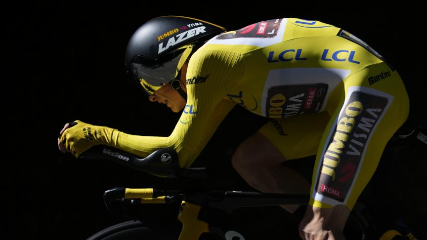 Le Danois Jonas Vingaard, portant le maillot jaune participait à la vingtième étape du Tour de France cycliste.
