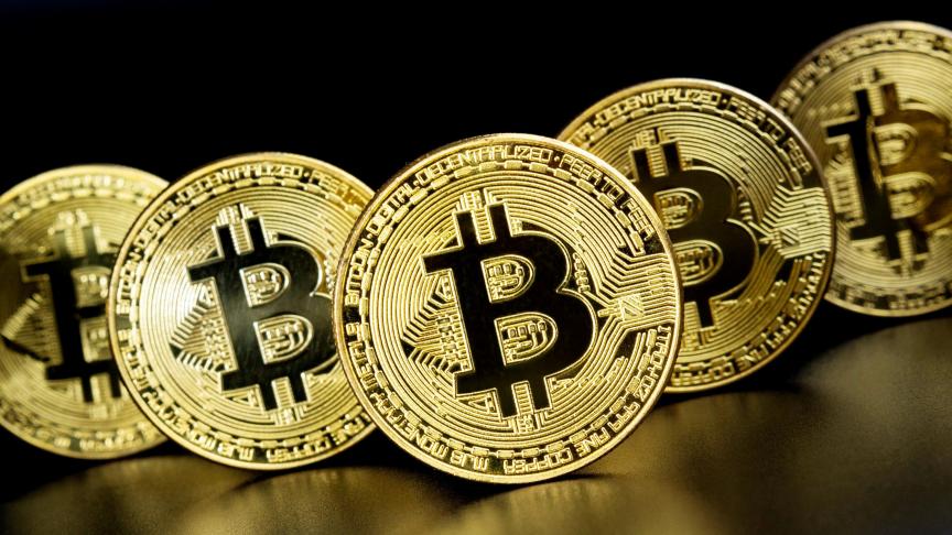 La monnaie numérique la plus connue, le bitcoin, qui n’a rien de physique contrairement à ce que laissent penser ces représentations dorées, a bondi de 1.000% en 5 ans.