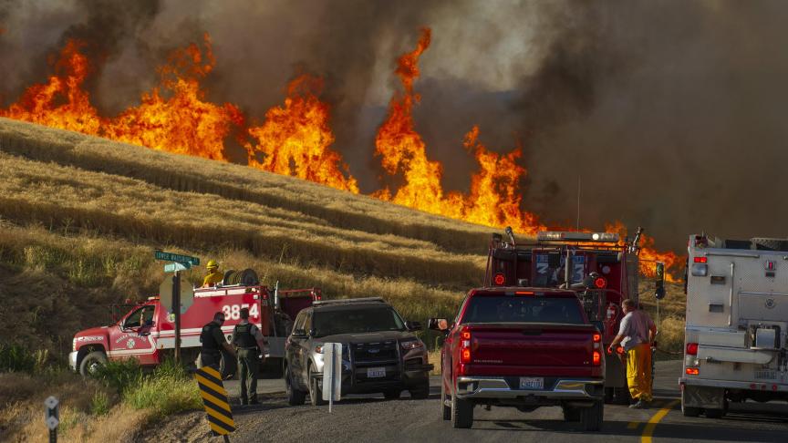 Les pompiers de Walla Walla luttent contre un feu de blé massif.