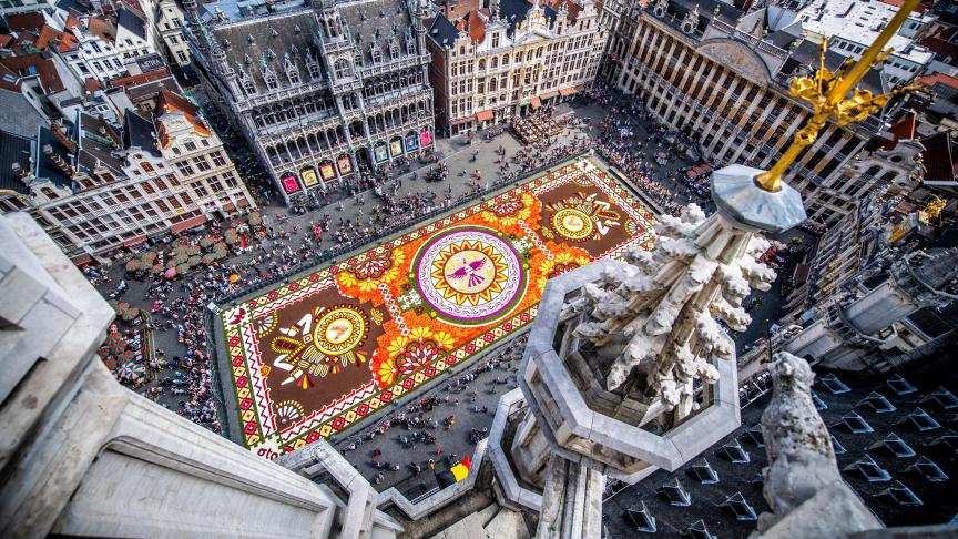 Vue spectaculaire du tapis de 2018 du haut de la flèche de l’hôtel de ville de Bruxelles.