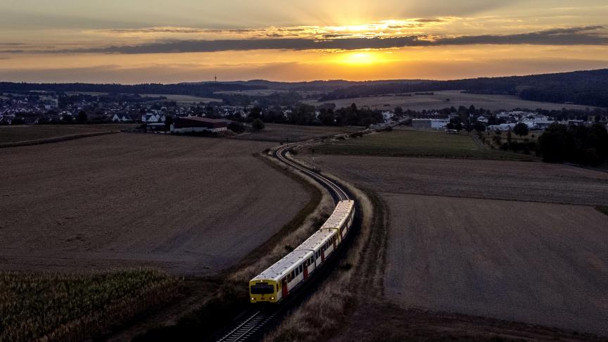 Un train de banlieue régional passe à Wehrheim près de Francfort, en Allemagne, alors que le soleil se lève.