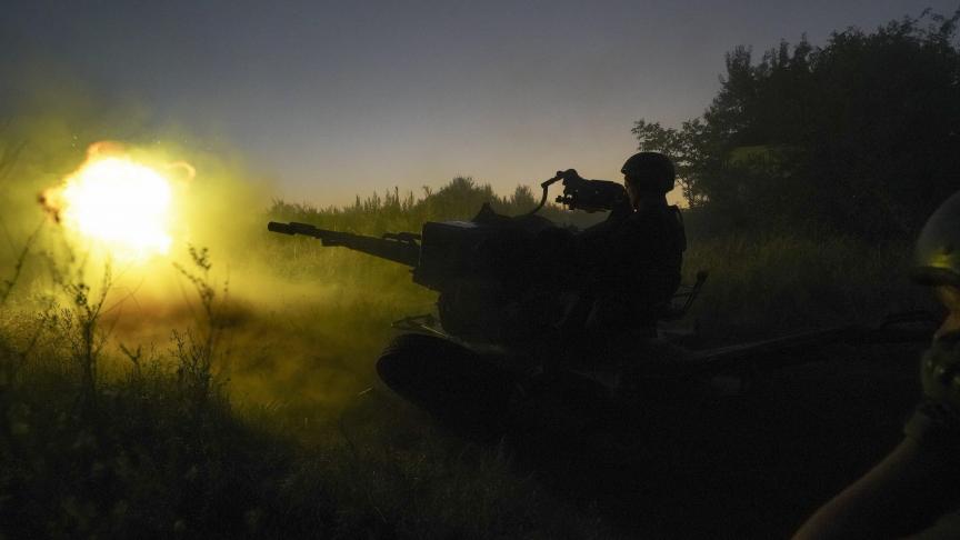 Des soldats ukrainiens tirent sur des positions russes dans la région de Kharkiv.