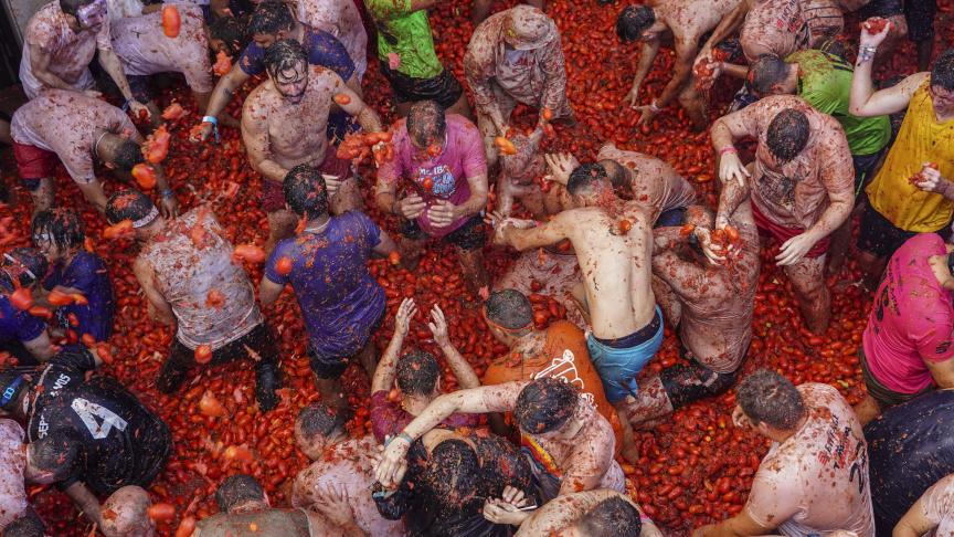 Les fêtards se jettent des tomates pendant la fête annuelle « Tomatina », près de Valence, en Espagne.