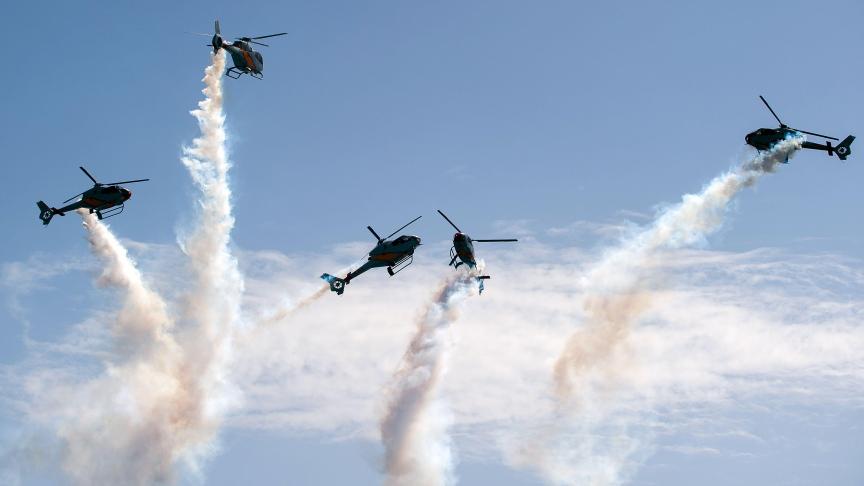 Une patrouille Patrulla Aspa se produit pendant le salon aéronautique international de Torre del Mar 2022.