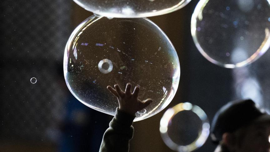 Un garçon joue avec des bulles lors des vacances de printemps en Uruguay.