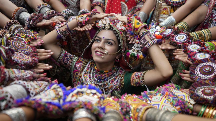 Des femmes portant des vêtements traditionnels pour le Garba, la danse traditionnelle de l'État du Gujarat, en Inde.