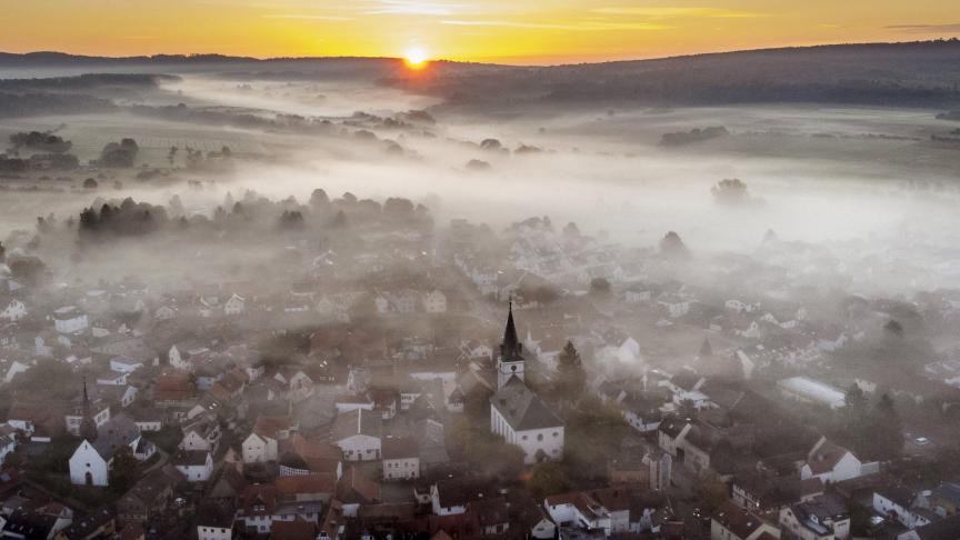 Du brouillard s’étend sur la ville de Wehrheim près de Francfort, en Allemagne.