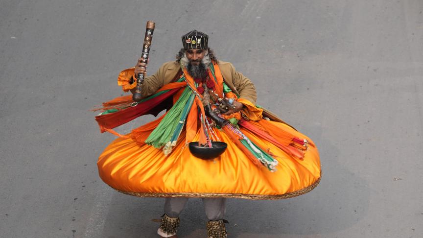 Un derviche musulman tourbillonne lors des célébrations du Mawlid al-Nabi qui marque l'anniversaire du prophète musulman Mahomet, à Peshawar, au Pakistan.