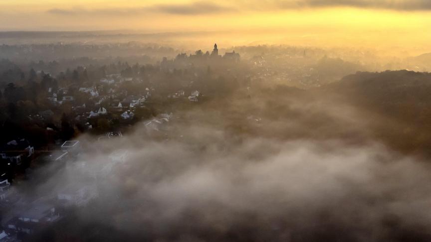 Le château de la ville de Kronberg est entouré de brouillard près de Francfort, en Allemagne.
